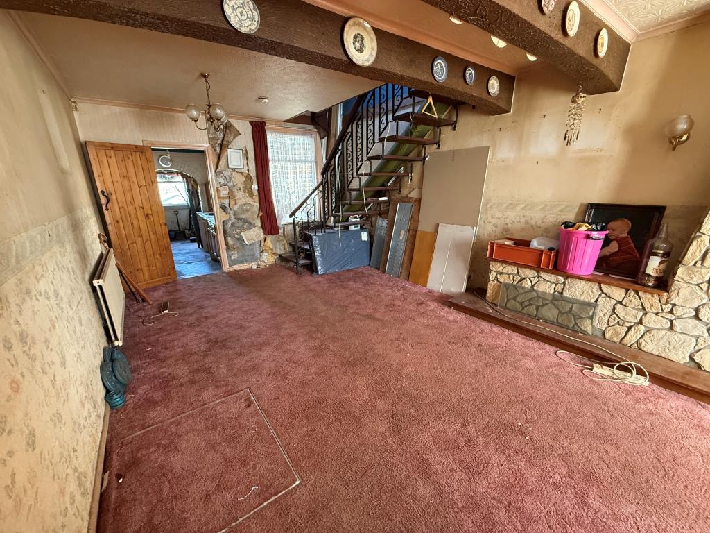 Lot: 138 - HOUSE FOR COMPLETE REFURBISHMENT - Living room